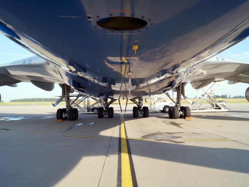 Das Foto zeigt ein Flugzeug von unten.