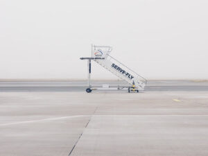 Foto zeigt Fluggasttreppe auf Rollfeld